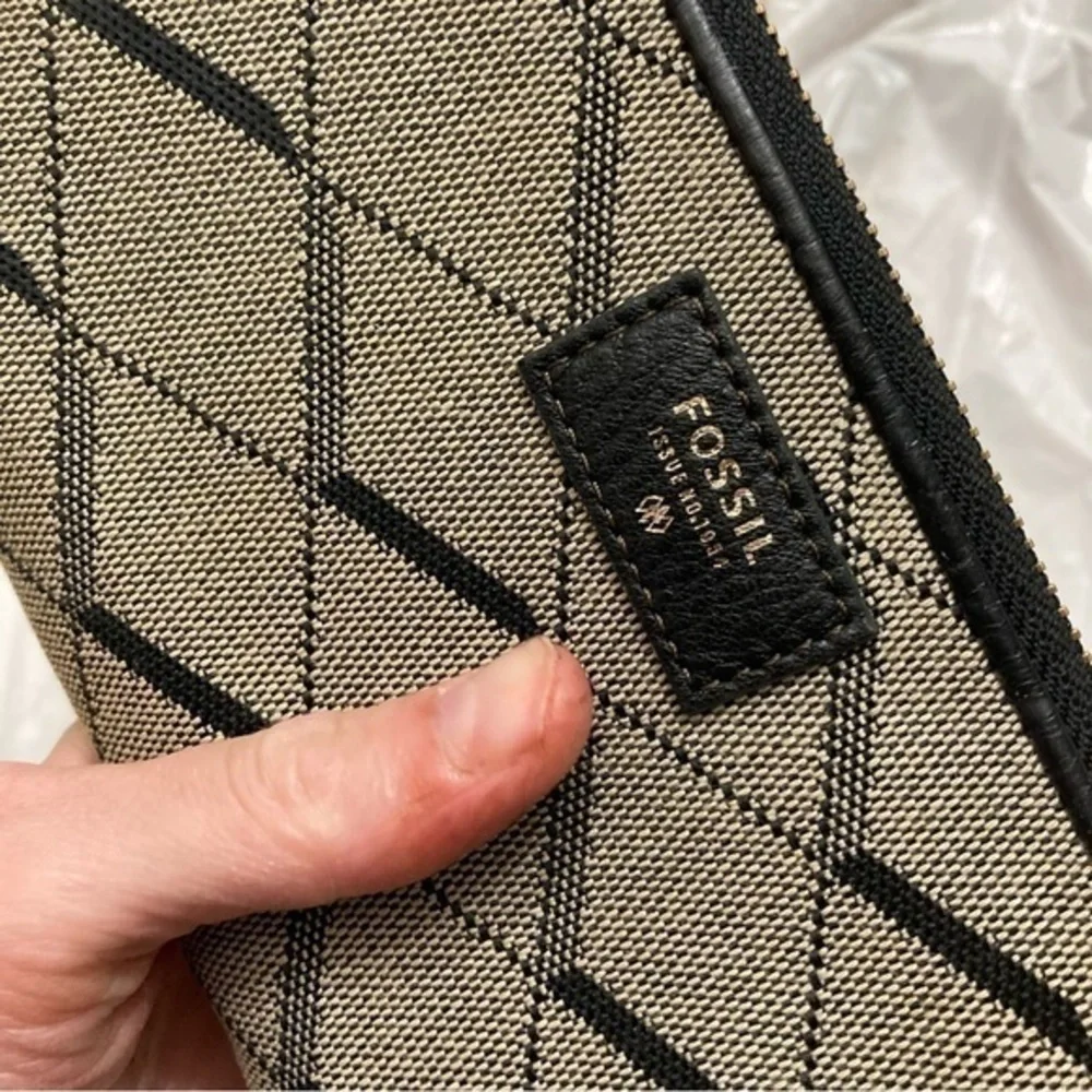 Fossil gray and black wristlet wallet